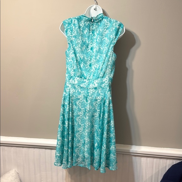 Elegant Turquoise Sleeveless Dress - Picture 3 of 4